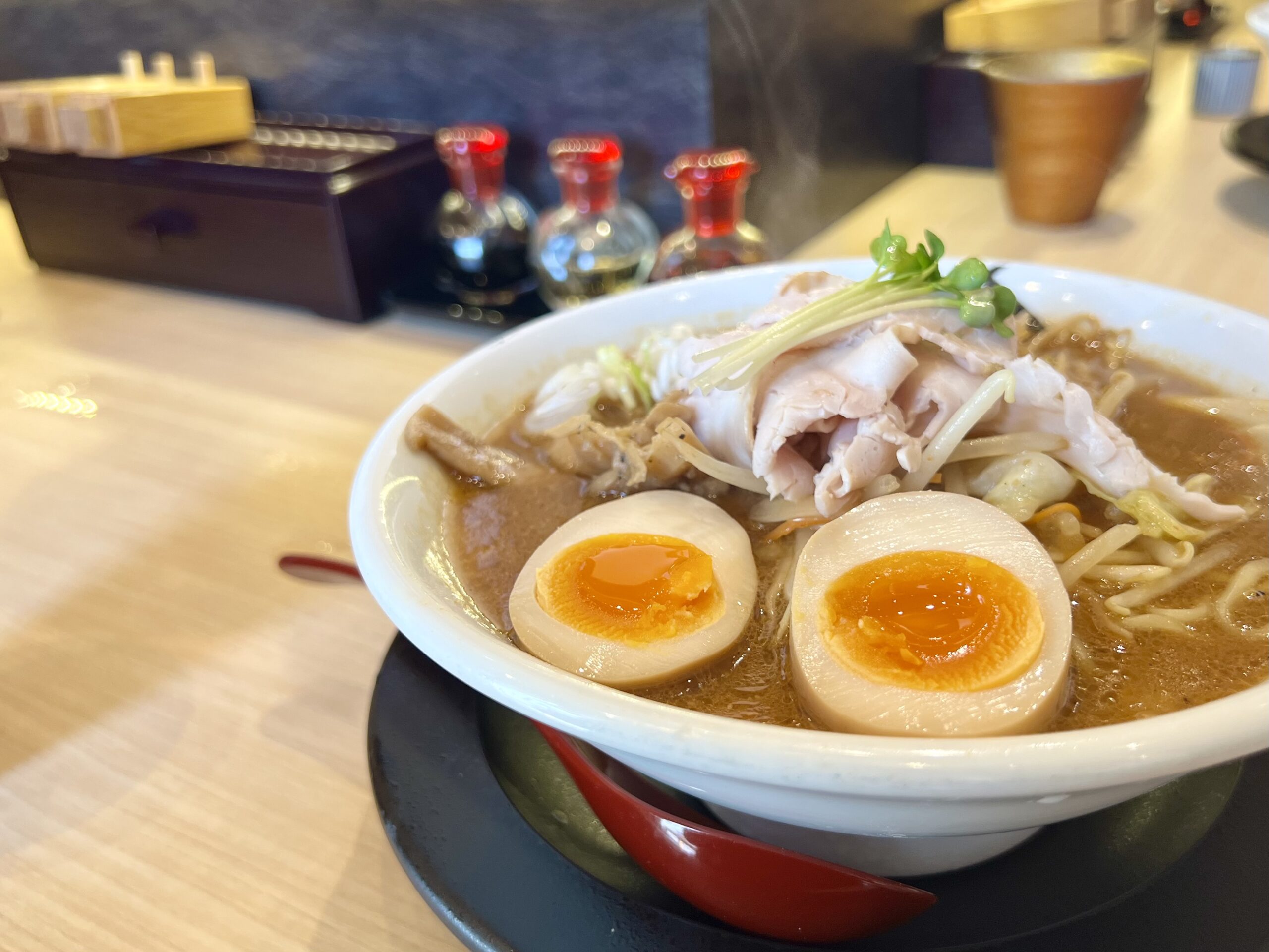 スープも麺も野菜も熱々で最高！本厚木駅南口にある「蔵味噌ラーメン